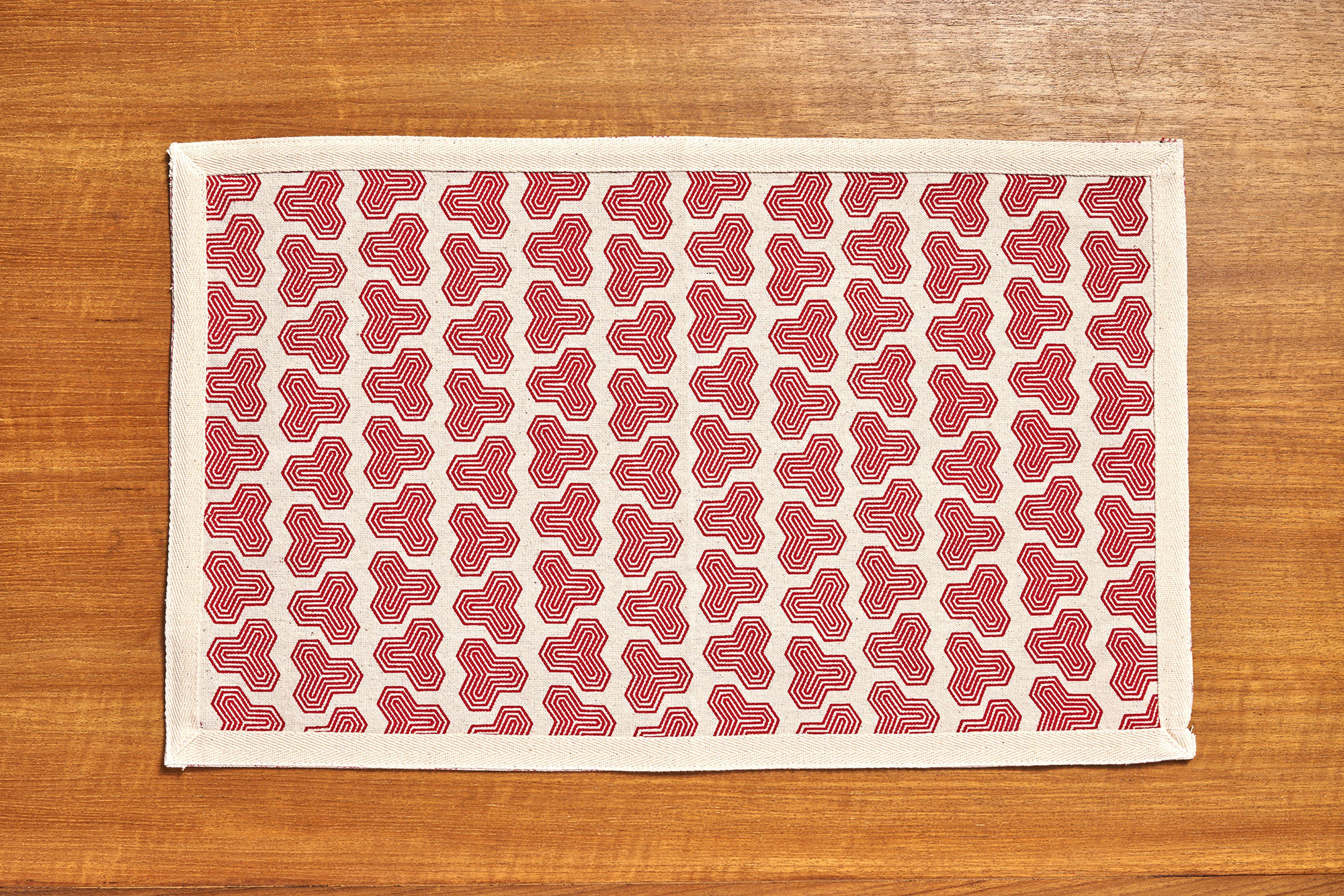 Cayenne_Placemat--381-tripod-red