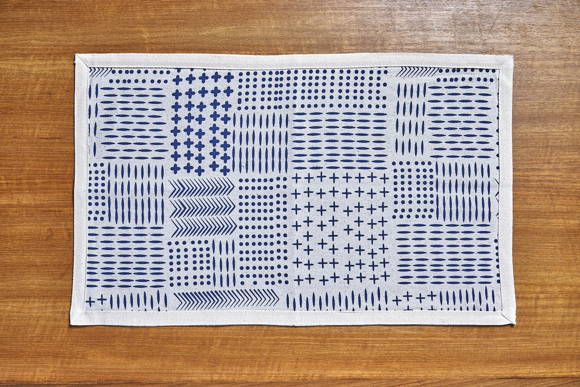 Cayenne_Placemat--385-stitch-navy