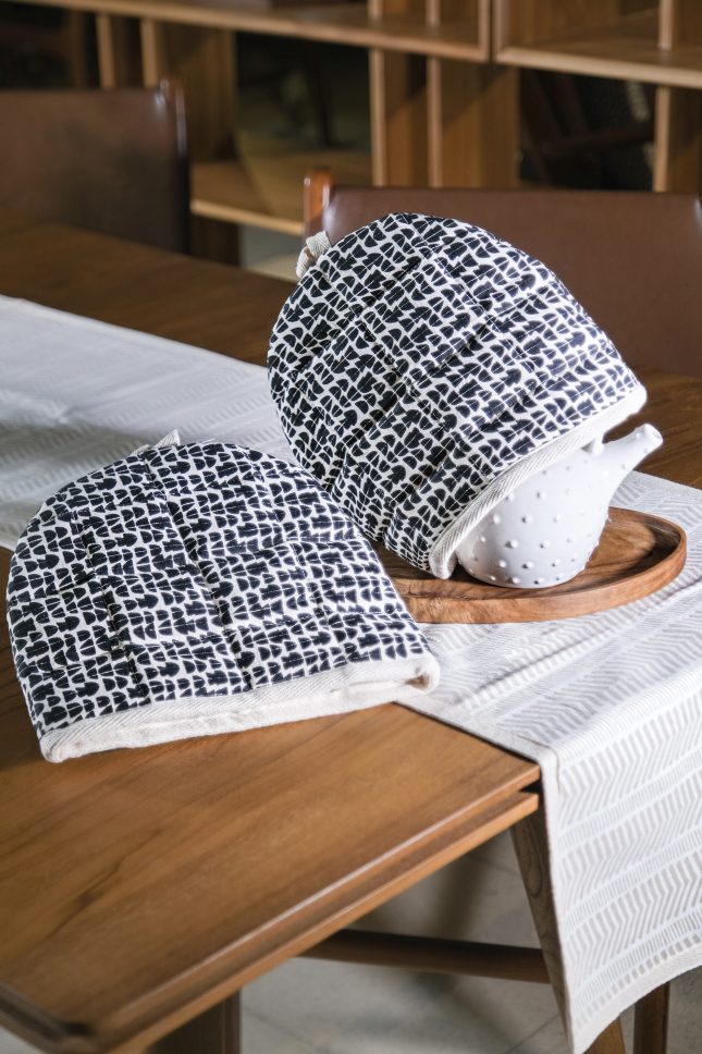 Tea Pot Cover Totem Black